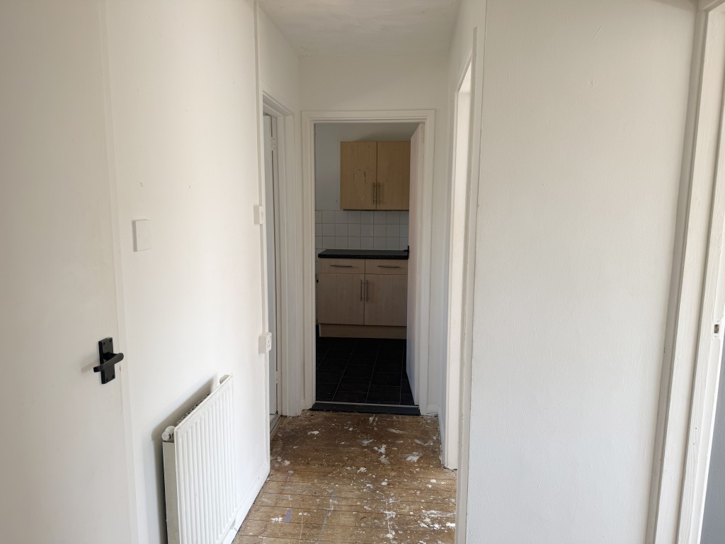 Lot: 50 - FLAT IN NEED OF IMPROVEMENT - Entrance Hall in Flat in Need of Improvement